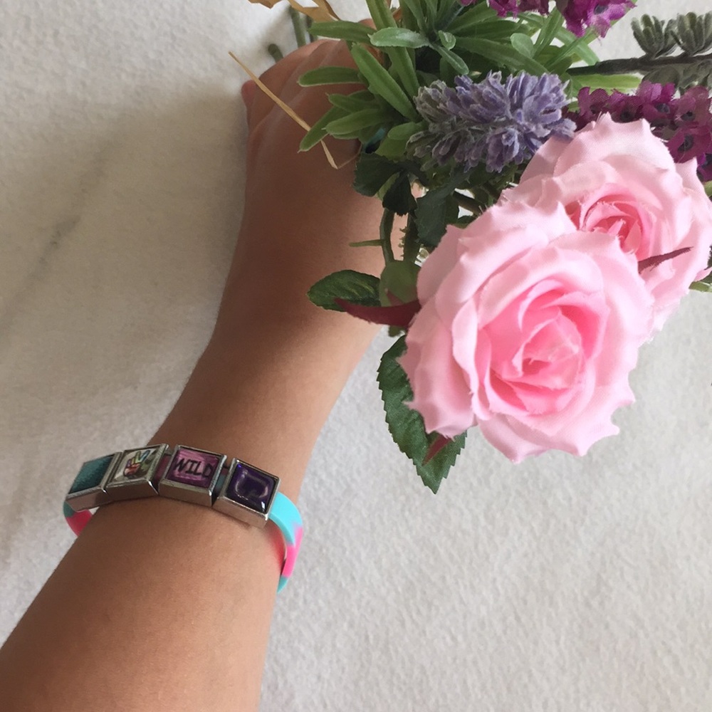 A stretchy bracelet with accessories
